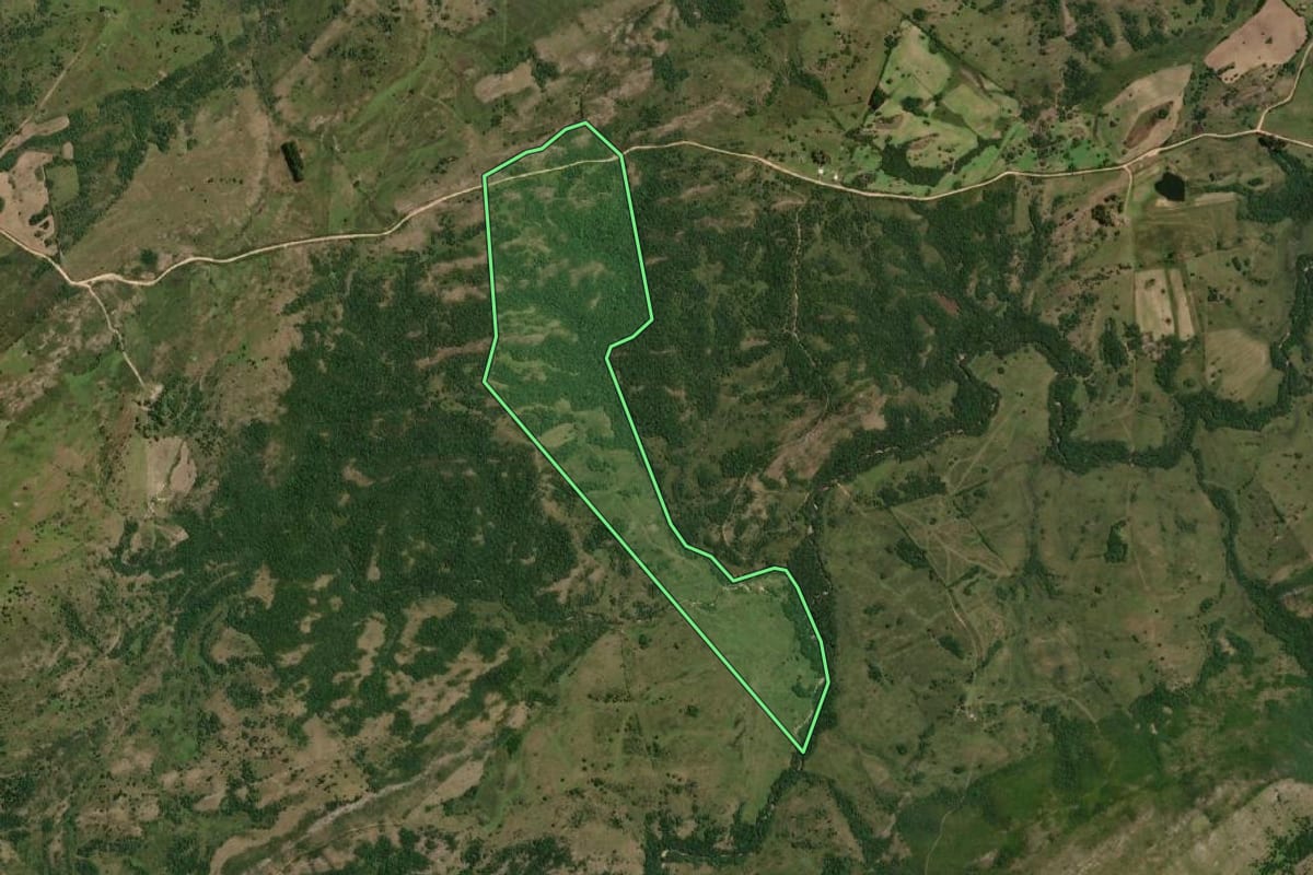 Imagem de satélite do imóvel rural em Herval (RS), com o contorno declarado no CAR desenhado por cima.