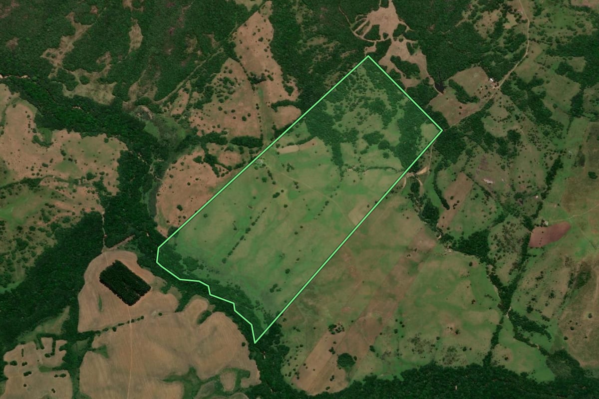 Imagem de satélite do imóvel rural em Herval (RS), com o contorno declarado no CAR desenhado por cima.