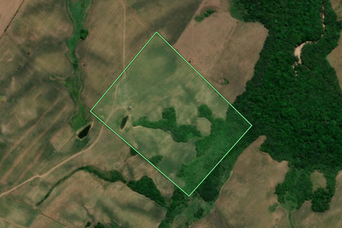 Imagem de satélite do imóvel rural em Herval (RS), com o contorno declarado no CAR desenhado por cima.