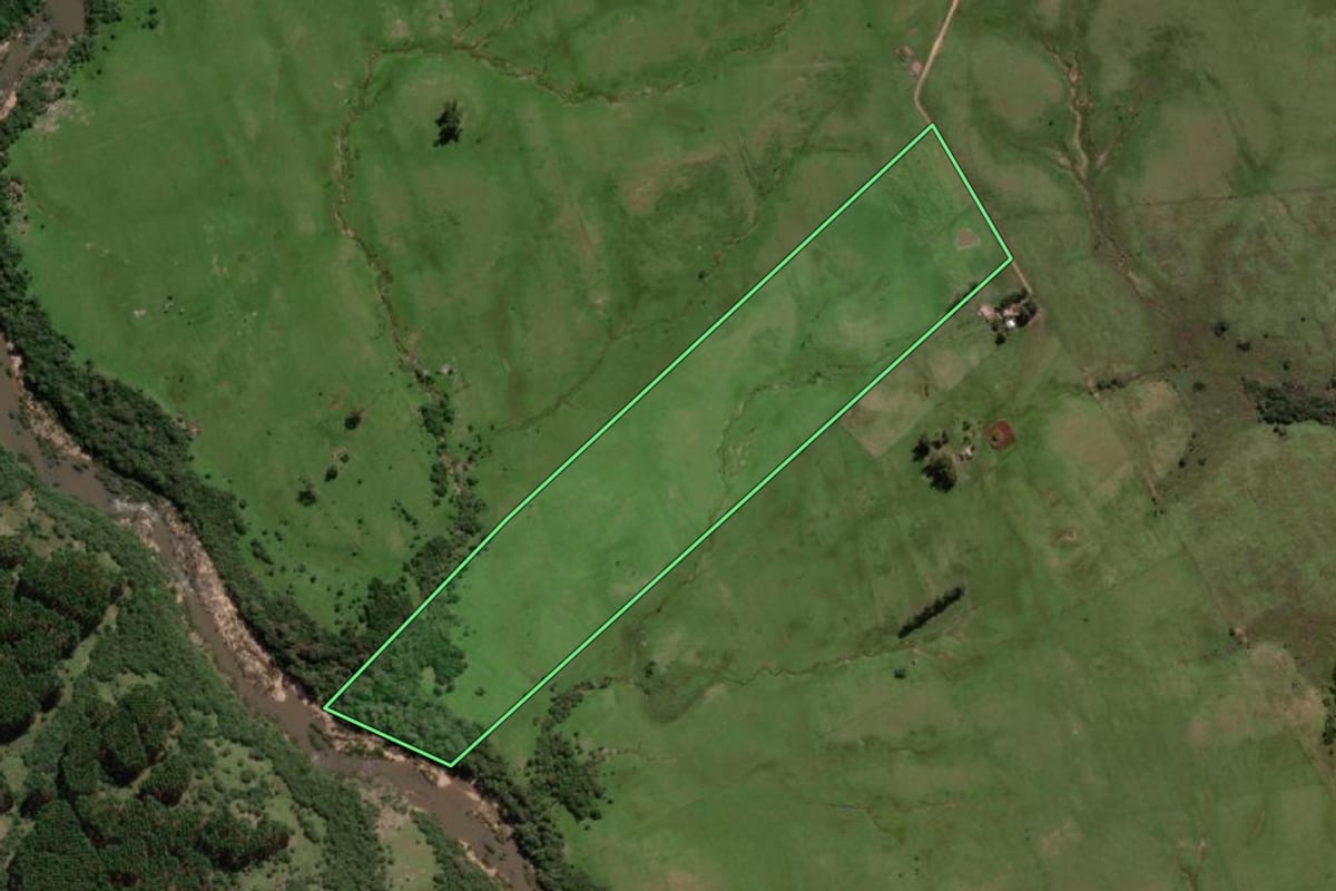 Imagem de satélite do imóvel rural em Herval (RS), com o contorno declarado no CAR desenhado por cima.
