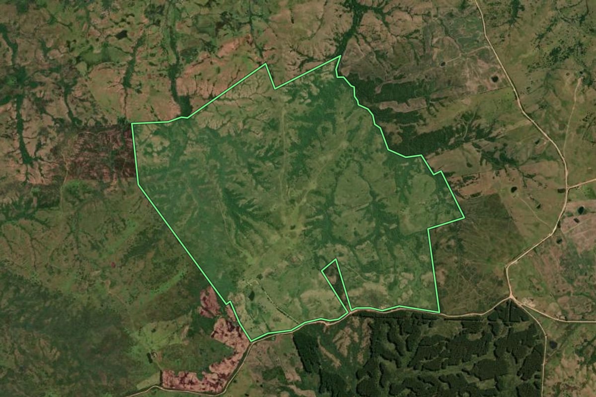 Imagem de satélite do imóvel rural em Herval (RS), com o contorno declarado no CAR desenhado por cima.