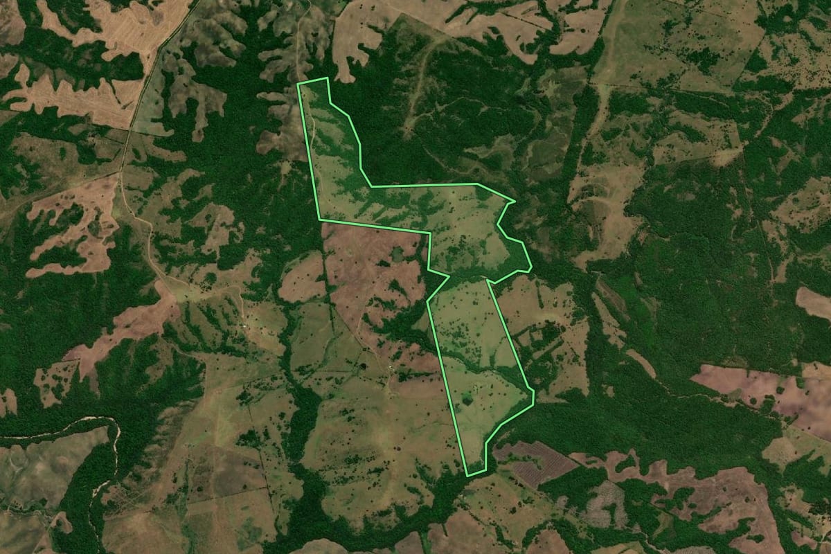 Imagem de satélite do imóvel rural em Herval (RS), com o contorno declarado no CAR desenhado por cima.
