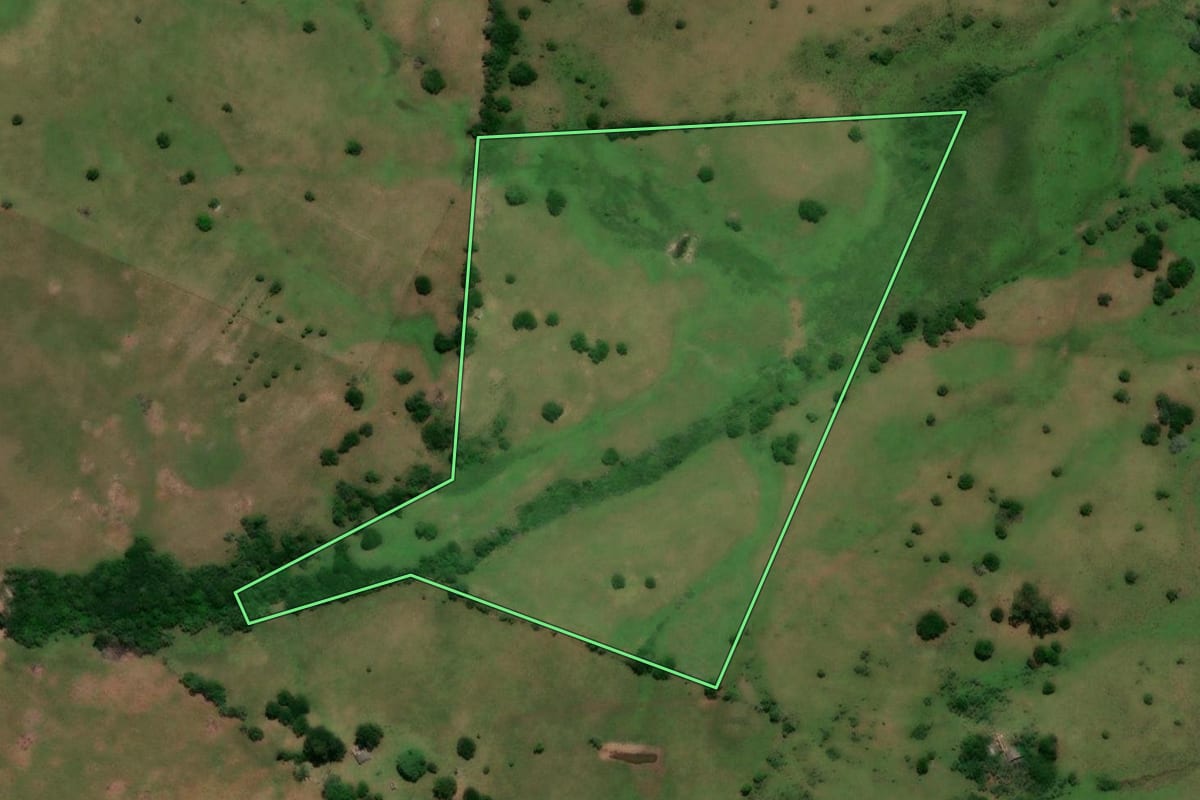 Imagem de satélite do imóvel rural em Herval (RS), com o contorno declarado no CAR desenhado por cima.