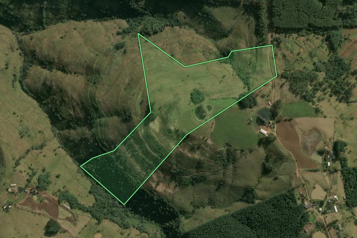 Imagem de satélite do imóvel rural em Erval Grande (RS), com o contorno declarado no CAR desenhado por cima.