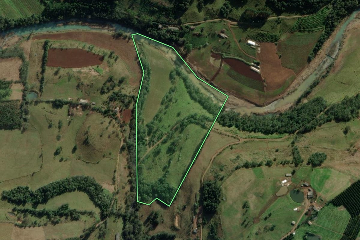Imagem de satélite do imóvel rural em Erval Grande (RS), com o contorno declarado no CAR desenhado por cima.