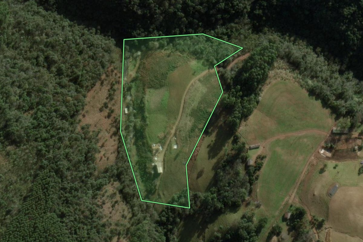 Imagem de satélite do imóvel rural em Erval Grande (RS), com o contorno declarado no CAR desenhado por cima.