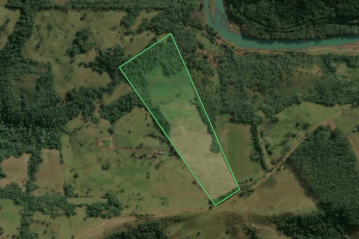 Imagem de satélite do imóvel rural em Erval Grande (RS), com o contorno declarado no CAR desenhado por cima.
