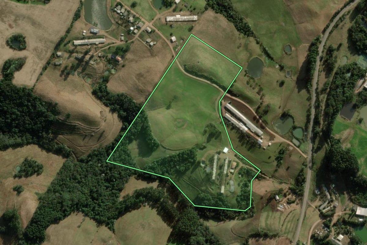 Imagem de satélite do imóvel rural em Erval Grande (RS), com o contorno declarado no CAR desenhado por cima.