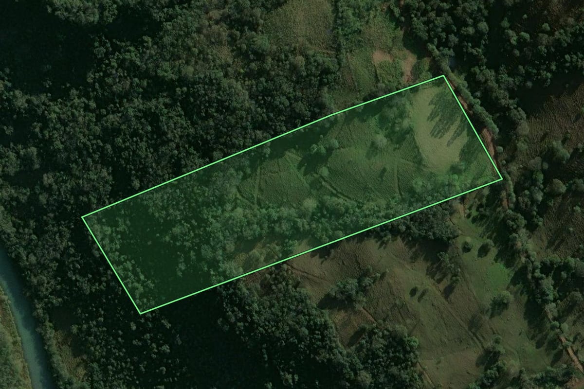 Imagem de satélite do imóvel rural em Erval Grande (RS), com o contorno declarado no CAR desenhado por cima.