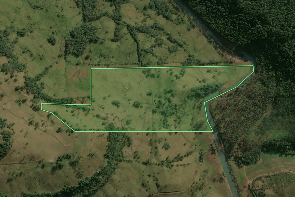 Imagem de satélite do imóvel rural em Erval Grande (RS), com o contorno declarado no CAR desenhado por cima.