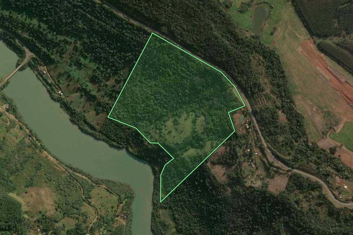 Imagem de satélite do imóvel rural em Erval Grande (RS), com o contorno declarado no CAR desenhado por cima.