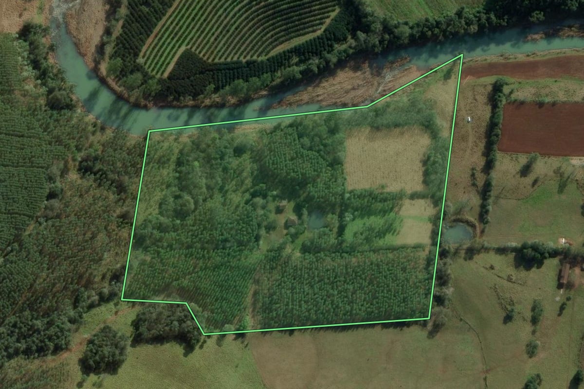 Imagem de satélite do imóvel rural em Erval Grande (RS), com o contorno declarado no CAR desenhado por cima.