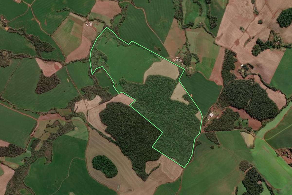 Imagem de satélite do imóvel rural em Erval Seco (RS), com o contorno declarado no CAR desenhado por cima.
