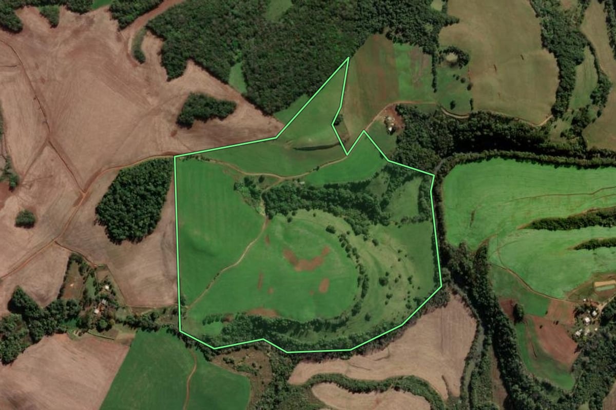 Imagem de satélite do imóvel rural em Erval Seco (RS), com o contorno declarado no CAR desenhado por cima.