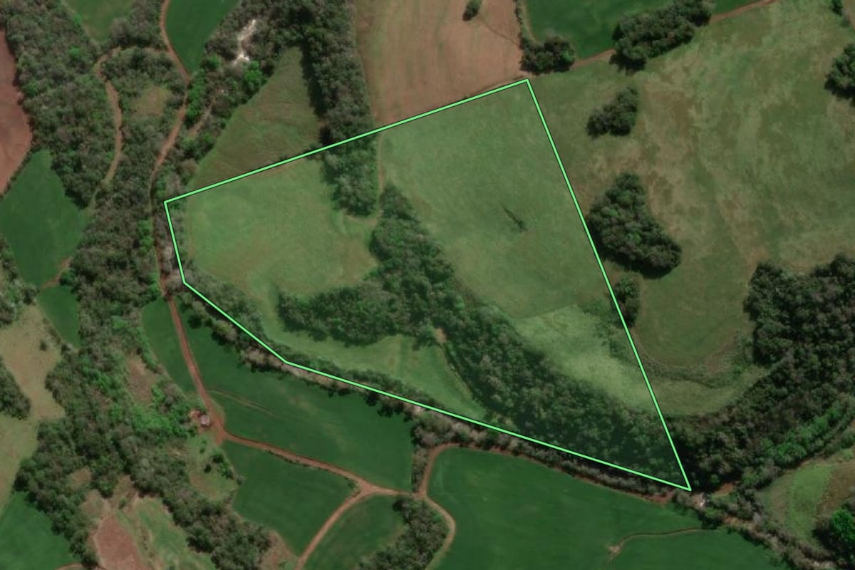 Imagem de satélite do imóvel rural em Erval Seco (RS), com o contorno declarado no CAR desenhado por cima.