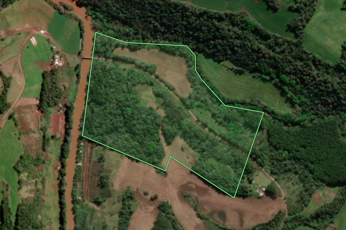Imagem de satélite do imóvel rural em Erval Seco (RS), com o contorno declarado no CAR desenhado por cima.