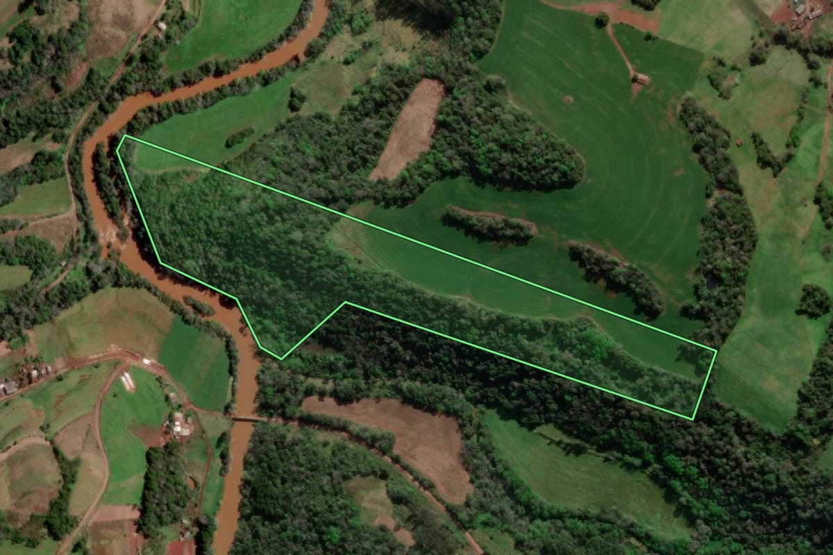 Imagem de satélite do imóvel rural em Erval Seco (RS), com o contorno declarado no CAR desenhado por cima.