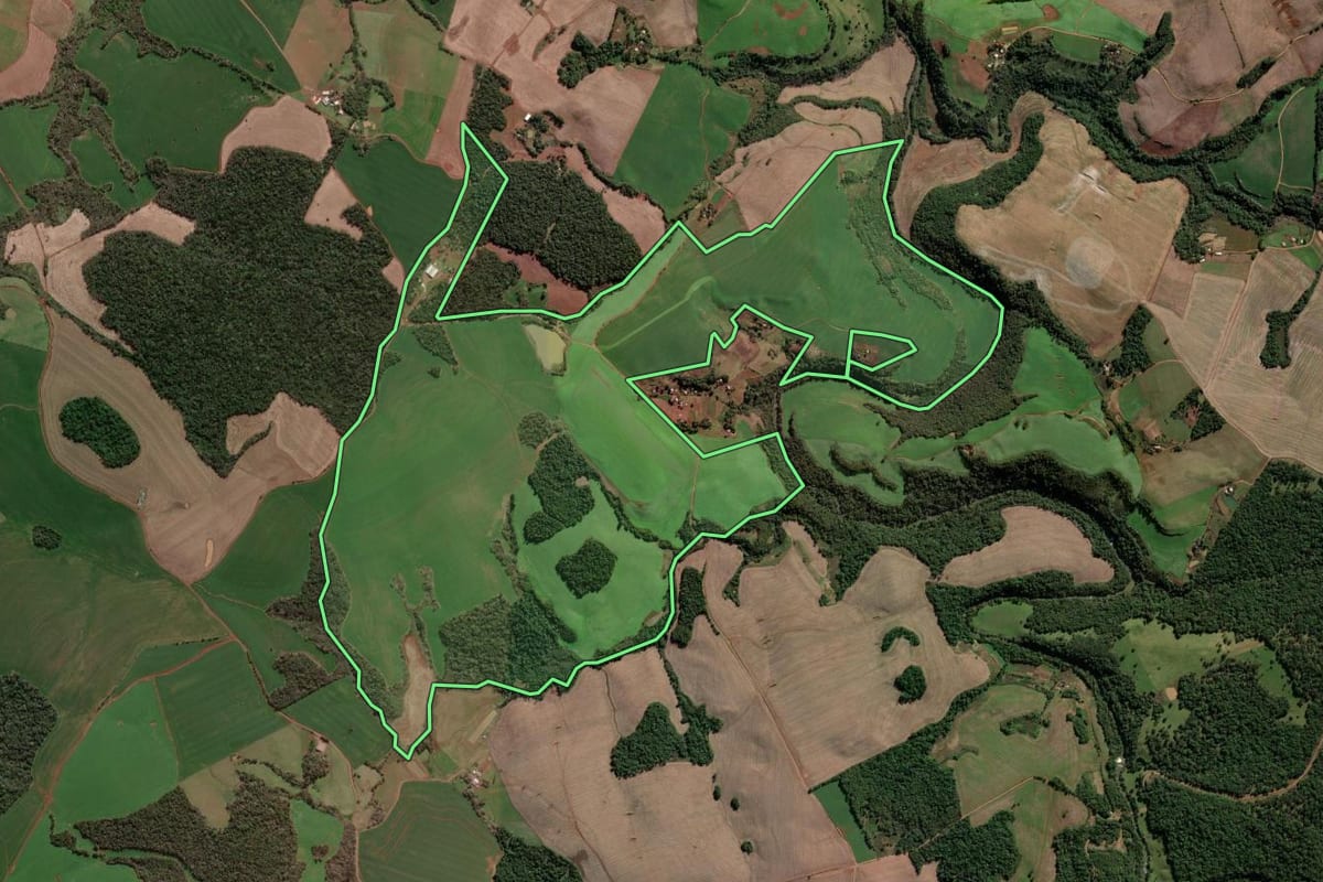Imagem de satélite do imóvel rural em Erval Seco (RS), com o contorno declarado no CAR desenhado por cima.