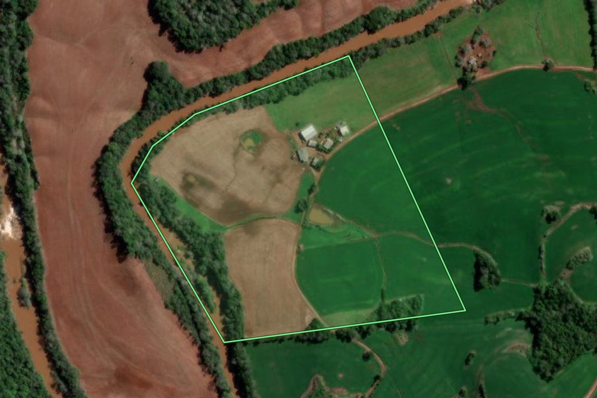 Imagem de satélite do imóvel rural em Erval Seco (RS), com o contorno declarado no CAR desenhado por cima.