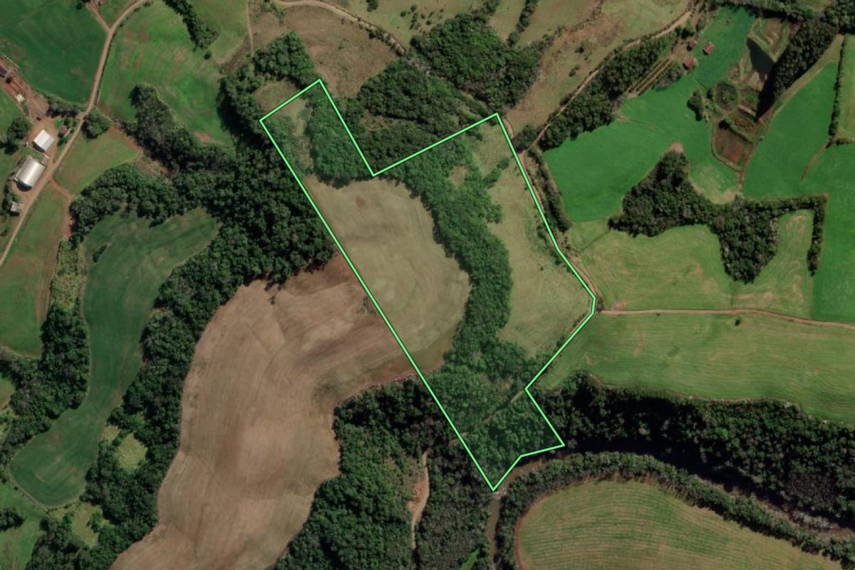 Imagem de satélite do imóvel rural em Erval Seco (RS), com o contorno declarado no CAR desenhado por cima.