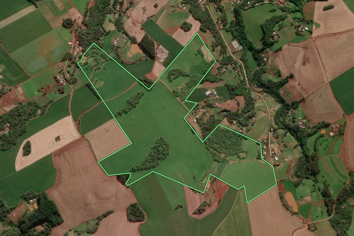 Imagem de satélite do imóvel rural em Erval Seco (RS), com o contorno declarado no CAR desenhado por cima.