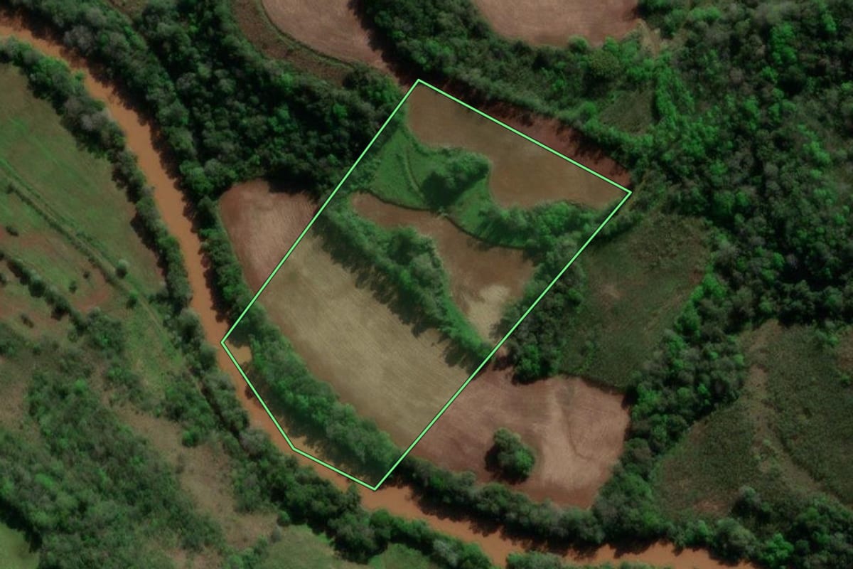 Imagem de satélite do imóvel rural em Erval Seco (RS), com o contorno declarado no CAR desenhado por cima.