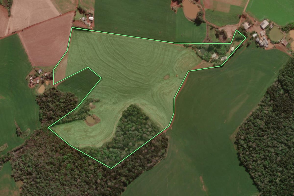 Imagem de satélite do imóvel rural em Erval Seco (RS), com o contorno declarado no CAR desenhado por cima.