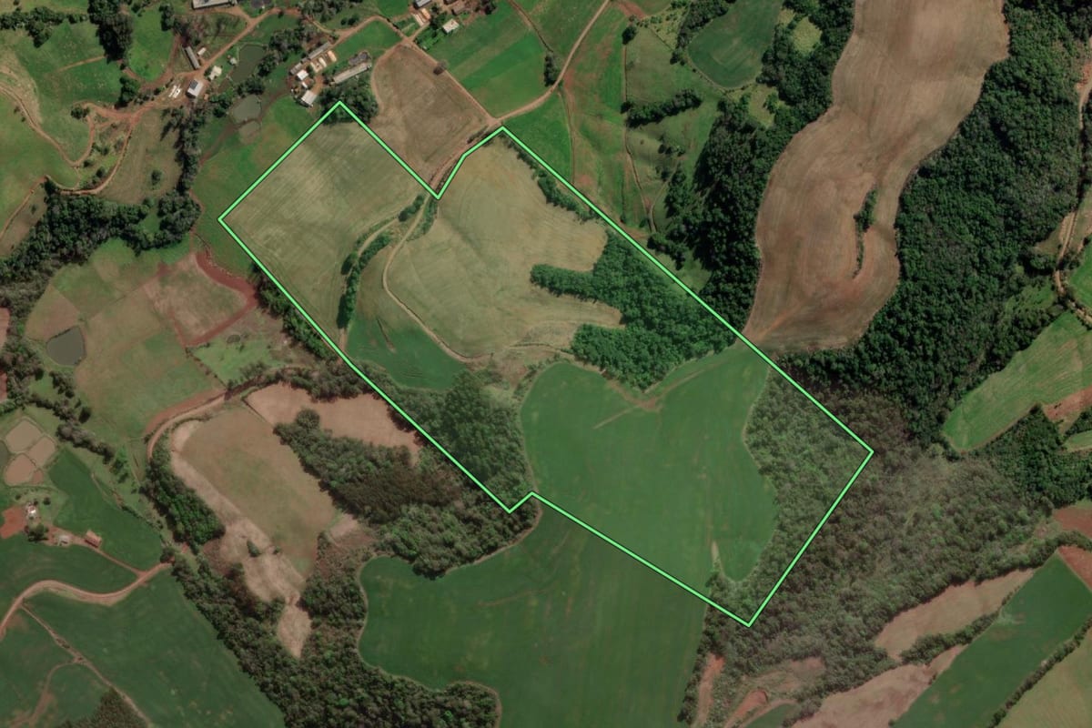 Imagem de satélite do imóvel rural em Erval Seco (RS), com o contorno declarado no CAR desenhado por cima.