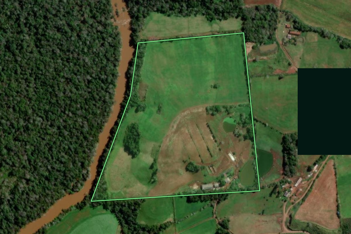 Imagem de satélite do imóvel rural em Erval Seco (RS), com o contorno declarado no CAR desenhado por cima.