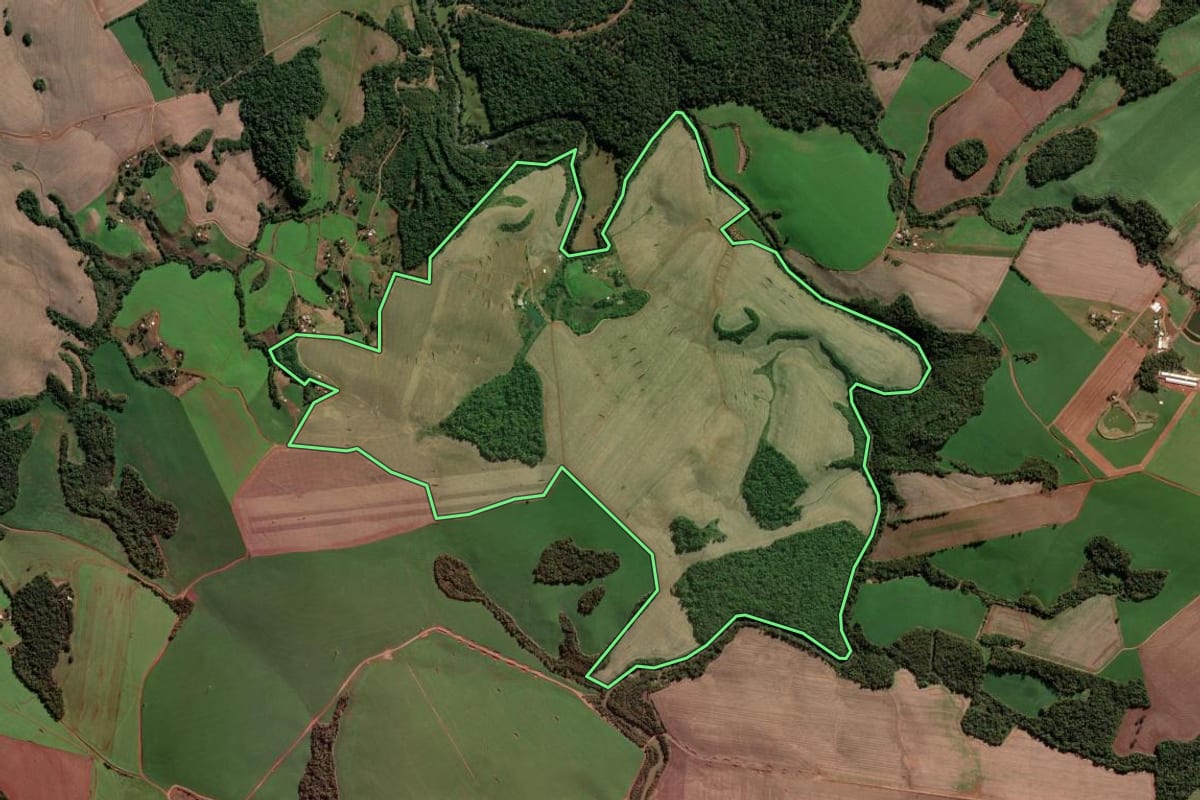Imagem de satélite do imóvel rural em Erval Seco (RS), com o contorno declarado no CAR desenhado por cima.