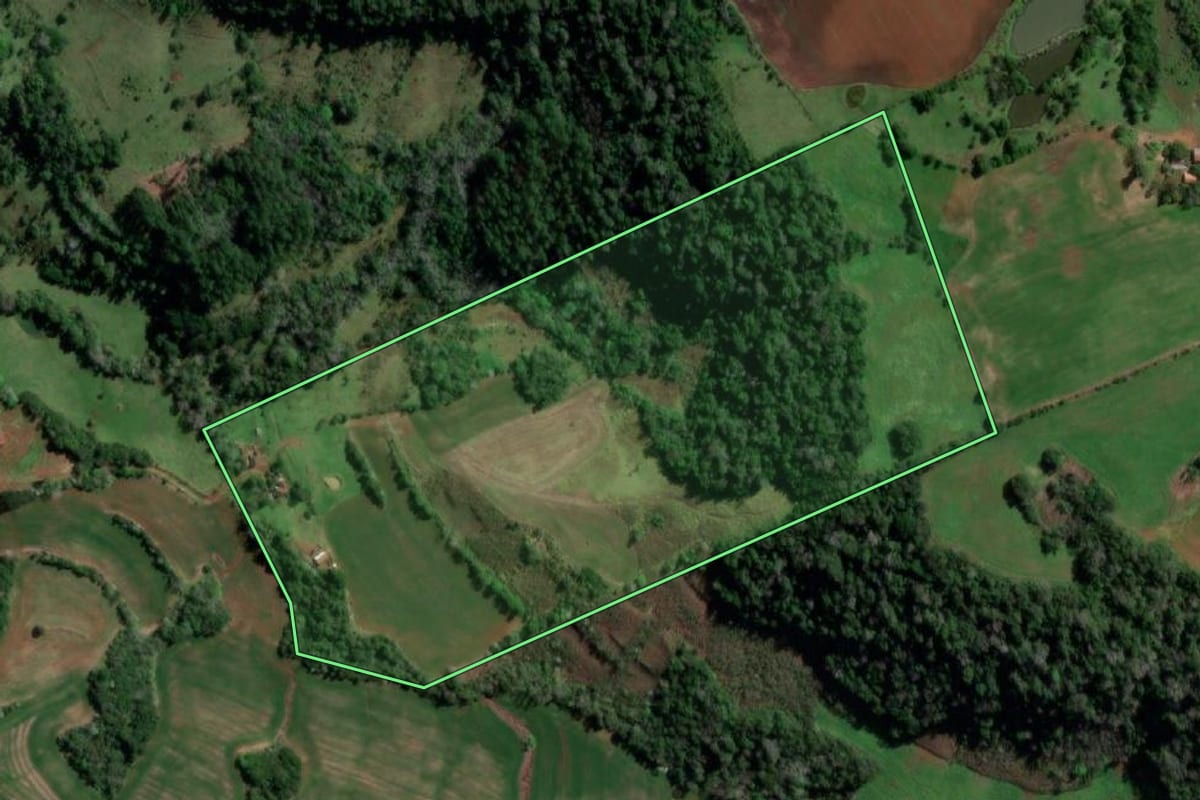 Imagem de satélite do imóvel rural em Erval Seco (RS), com o contorno declarado no CAR desenhado por cima.
