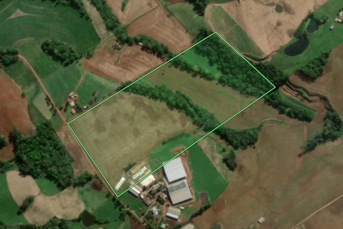 Imagem de satélite do imóvel rural em Erval Seco (RS), com o contorno declarado no CAR desenhado por cima.