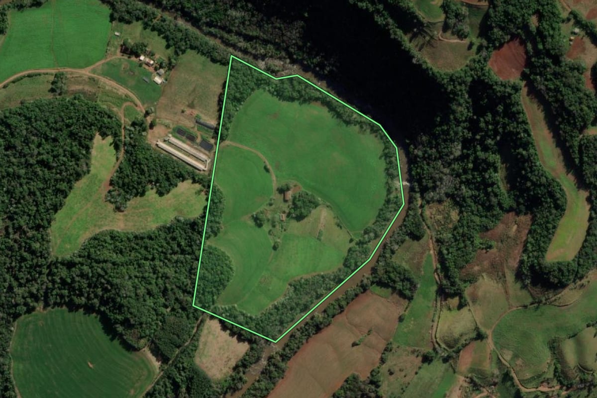 Imagem de satélite do imóvel rural em Erval Seco (RS), com o contorno declarado no CAR desenhado por cima.