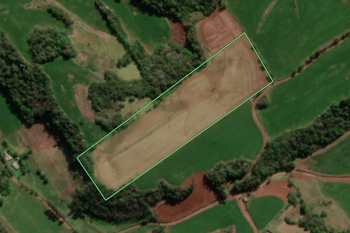 Imagem de satélite do imóvel rural em Erval Seco (RS), com o contorno declarado no CAR desenhado por cima.