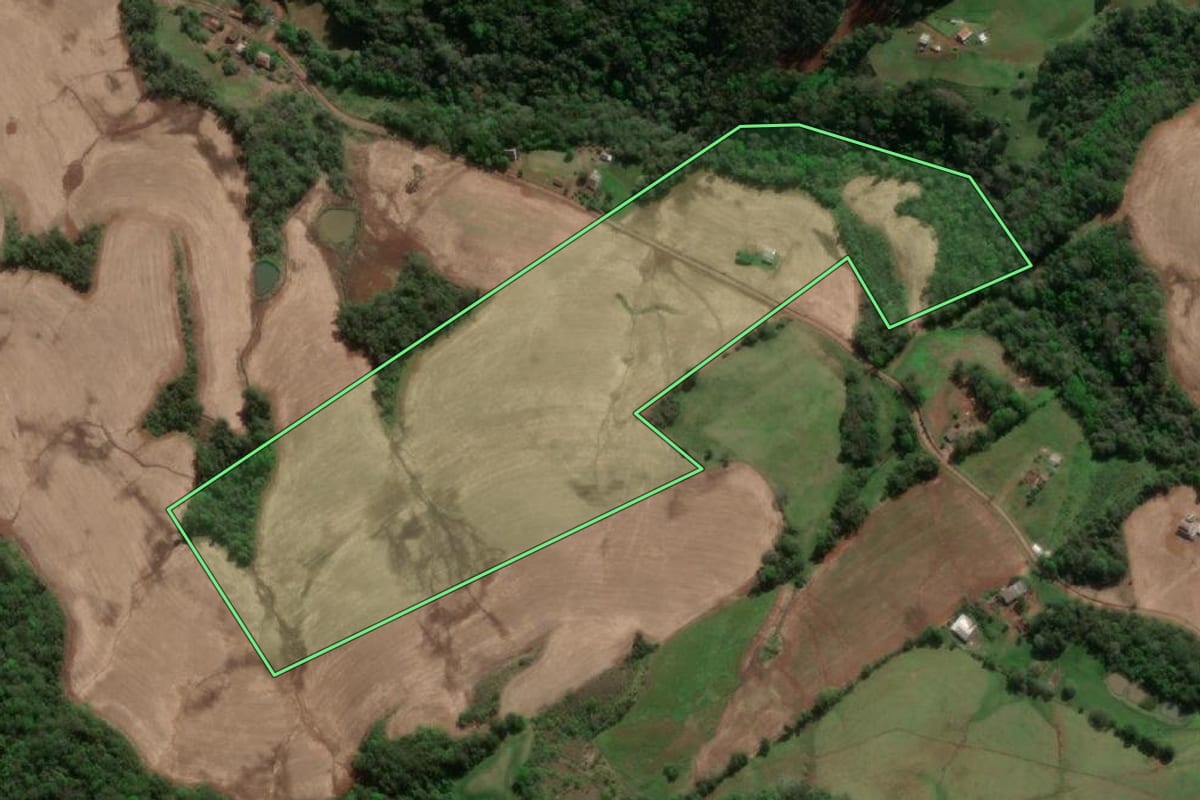 Imagem de satélite do imóvel rural em Erval Seco (RS), com o contorno declarado no CAR desenhado por cima.