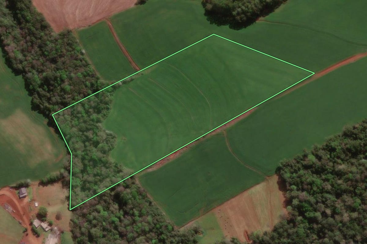Imagem de satélite do imóvel rural em Erval Seco (RS), com o contorno declarado no CAR desenhado por cima.