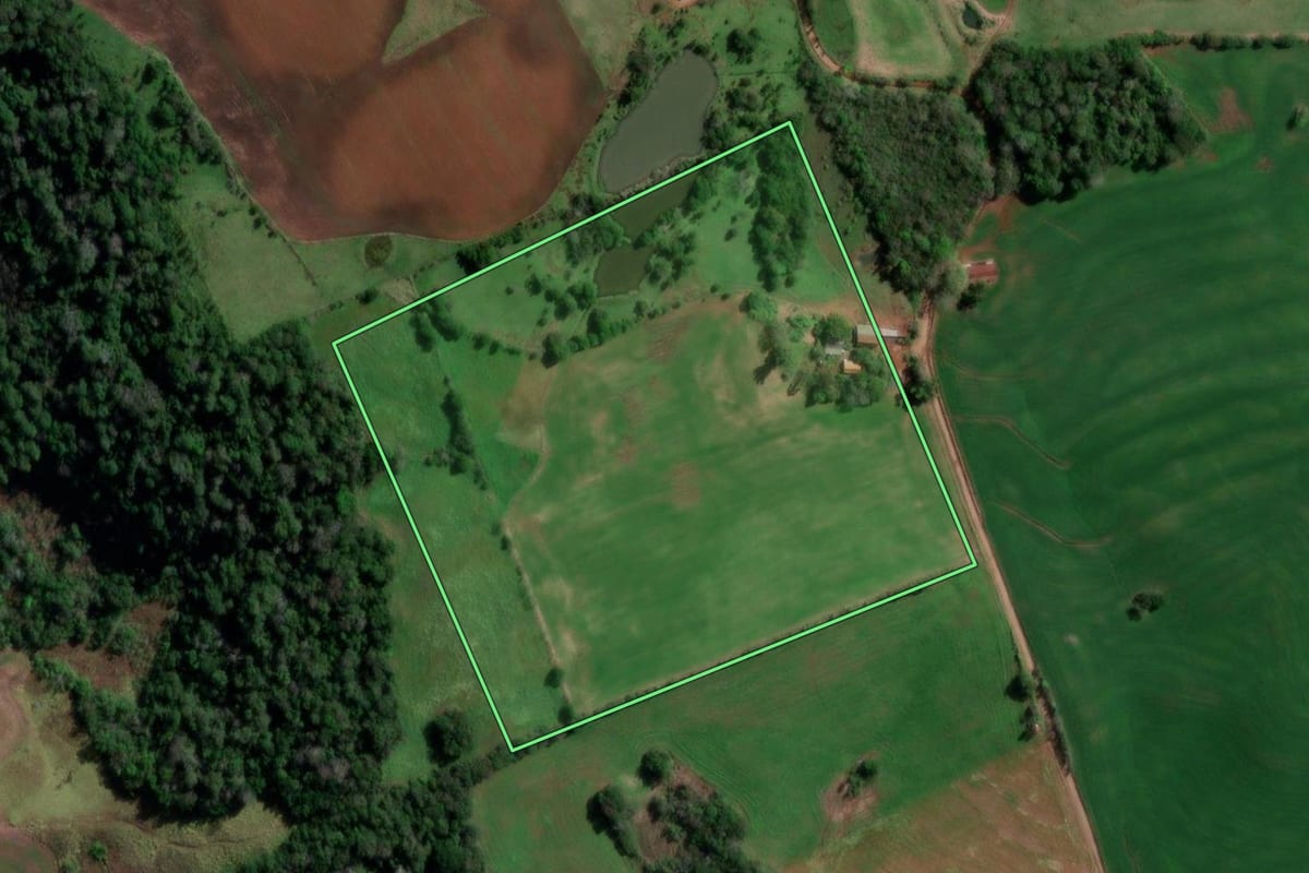 Imagem de satélite do imóvel rural em Erval Seco (RS), com o contorno declarado no CAR desenhado por cima.