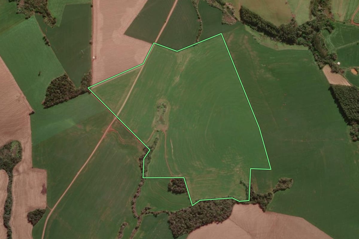 Imagem de satélite do imóvel rural em Erval Seco (RS), com o contorno declarado no CAR desenhado por cima.