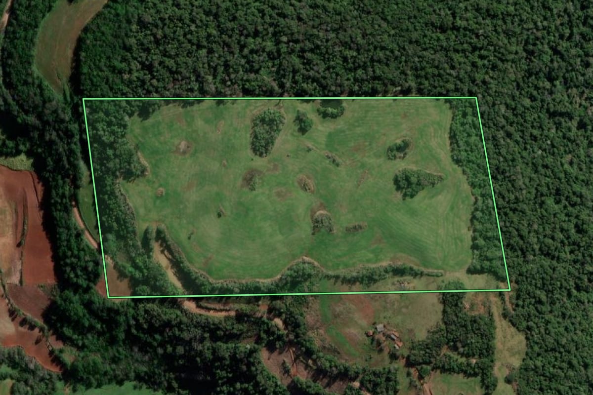 Imagem de satélite do imóvel rural em Erval Seco (RS), com o contorno declarado no CAR desenhado por cima.
