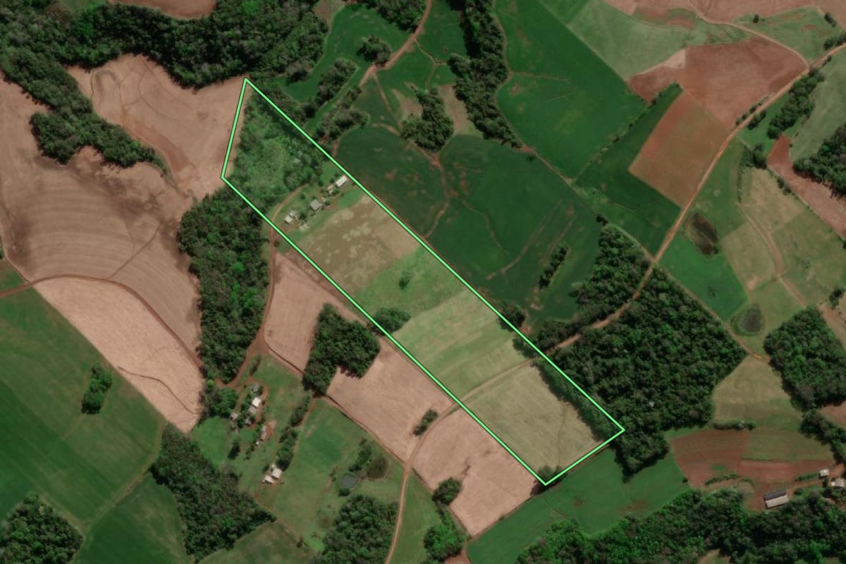 Imagem de satélite do imóvel rural em Erval Seco (RS), com o contorno declarado no CAR desenhado por cima.