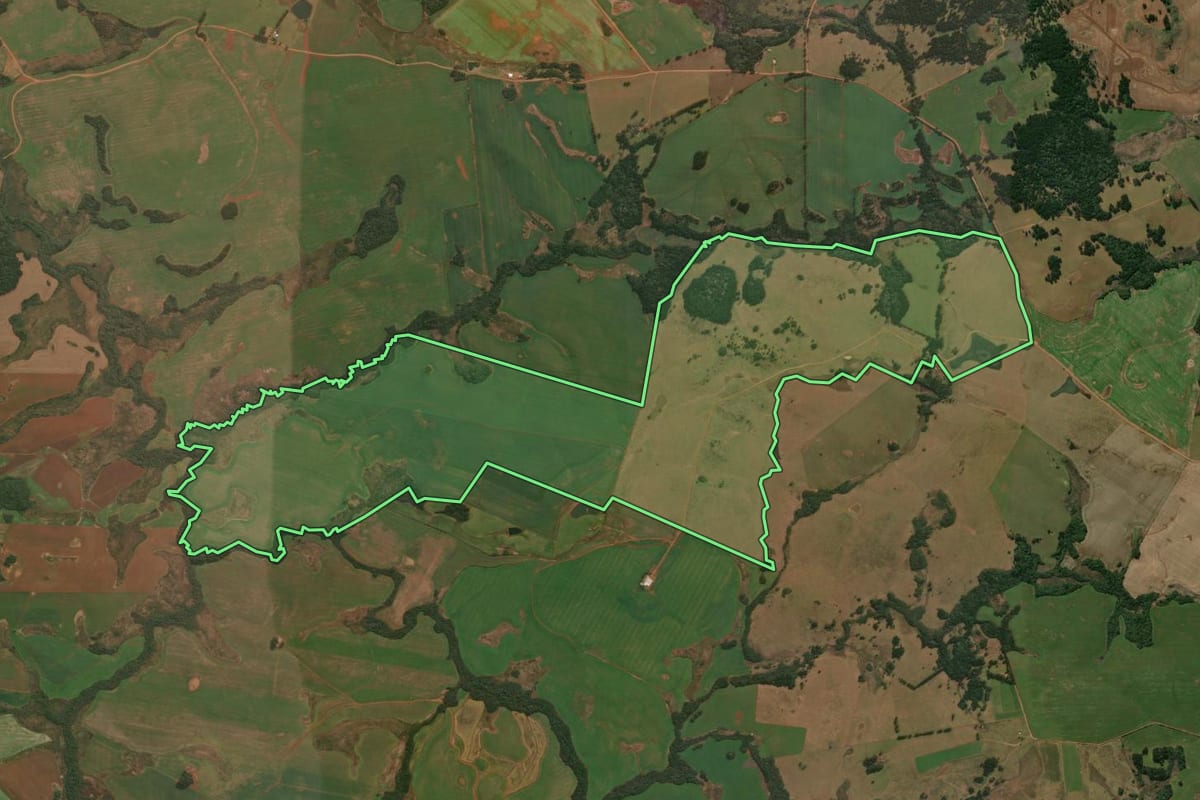 Imagem de satélite do imóvel rural em Esmeralda (RS), com o contorno declarado no CAR desenhado por cima.