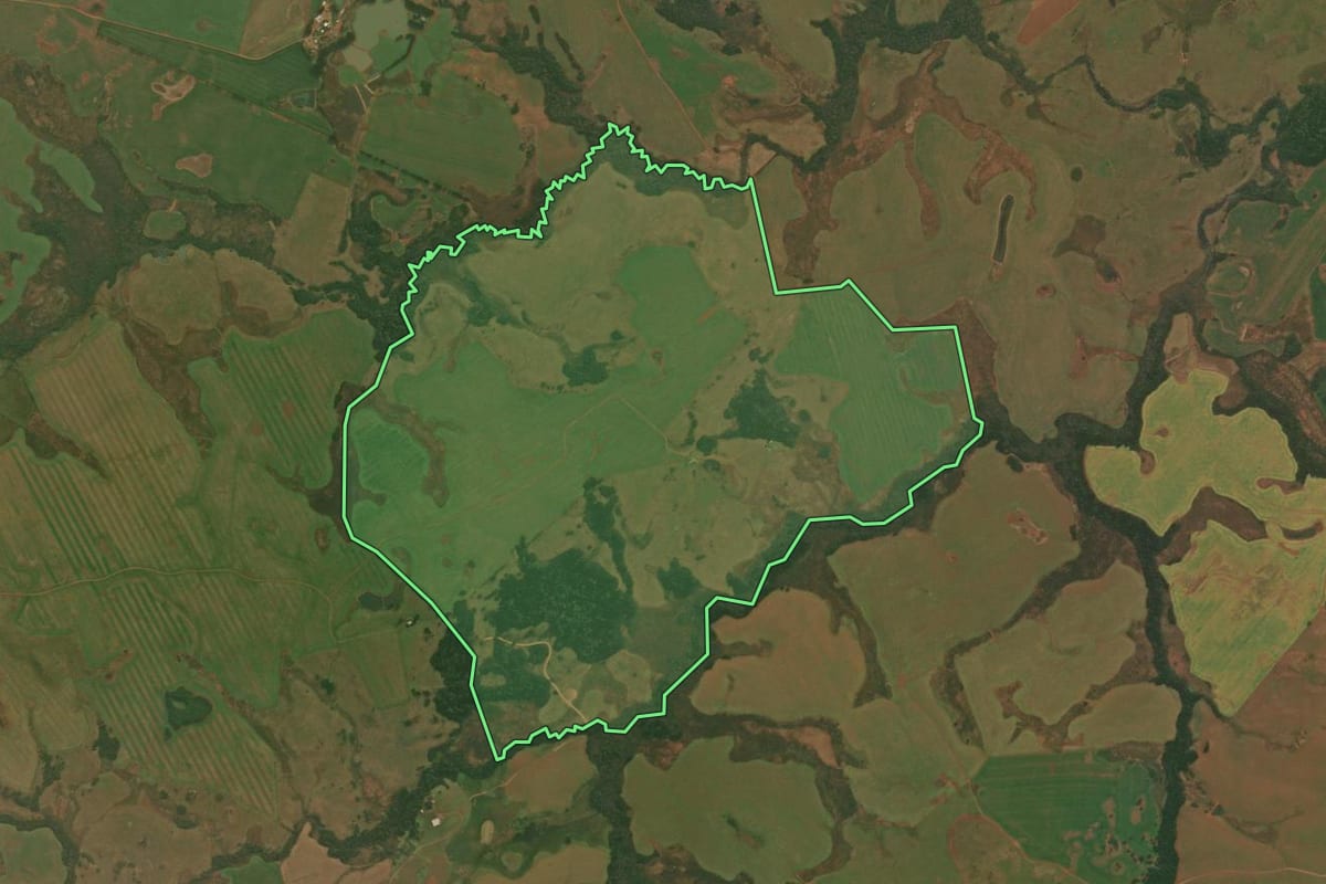 Imagem de satélite do imóvel rural em Esmeralda (RS), com o contorno declarado no CAR desenhado por cima.
