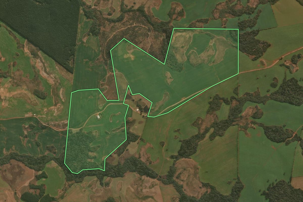 Imagem de satélite do imóvel rural em Esmeralda (RS), com o contorno declarado no CAR desenhado por cima.