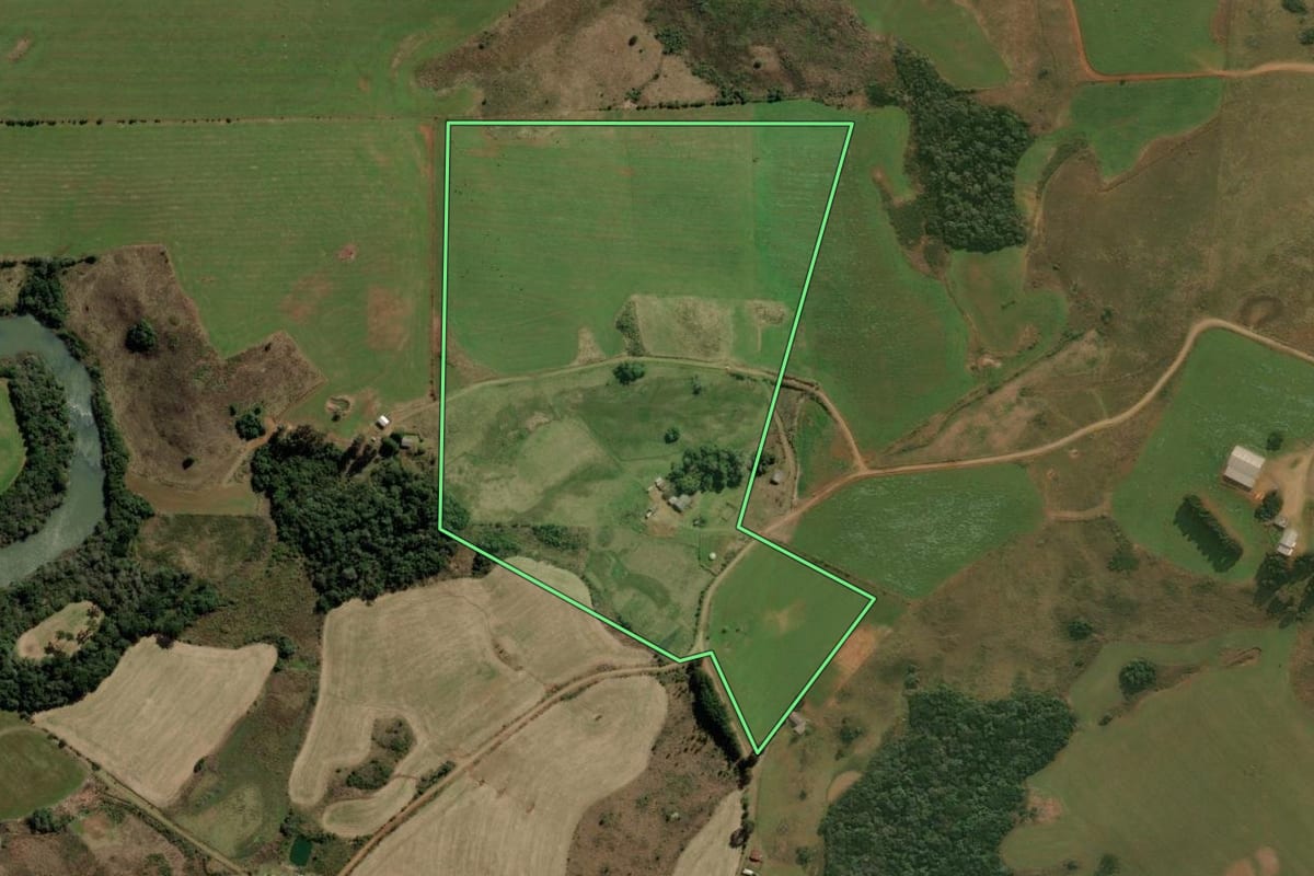 Imagem de satélite do imóvel rural em Esmeralda (RS), com o contorno declarado no CAR desenhado por cima.