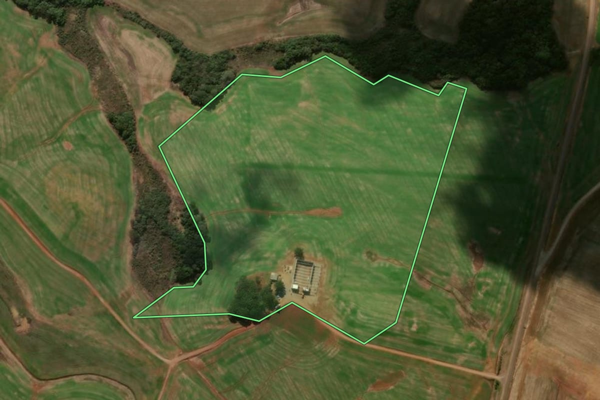 Imagem de satélite do imóvel rural em Esmeralda (RS), com o contorno declarado no CAR desenhado por cima.