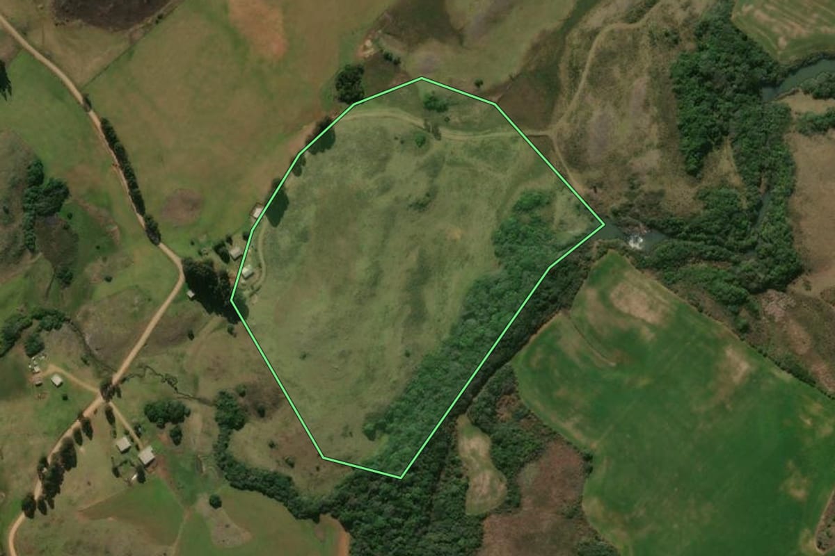 Imagem de satélite do imóvel rural em Esmeralda (RS), com o contorno declarado no CAR desenhado por cima.