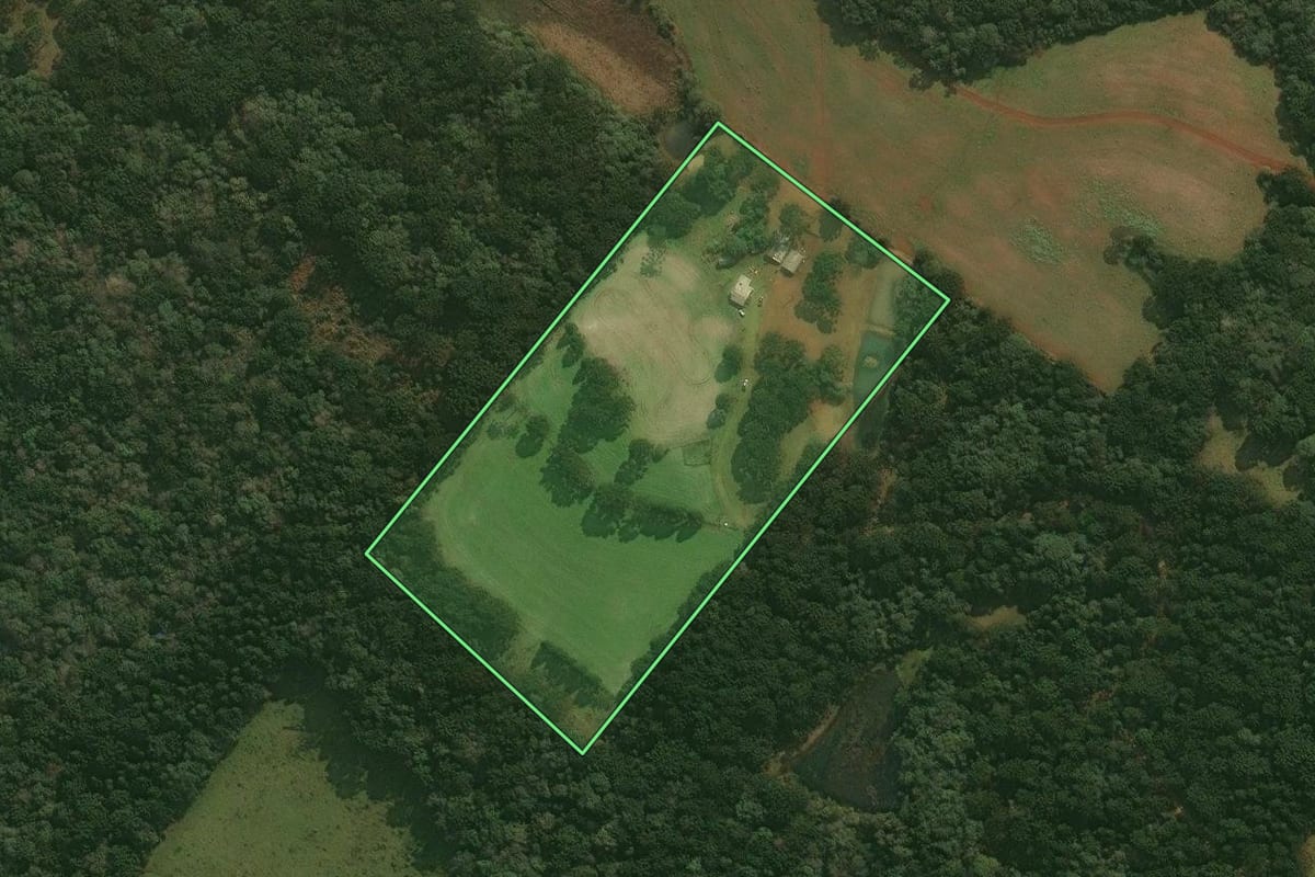 Imagem de satélite do imóvel rural em Esmeralda (RS), com o contorno declarado no CAR desenhado por cima.