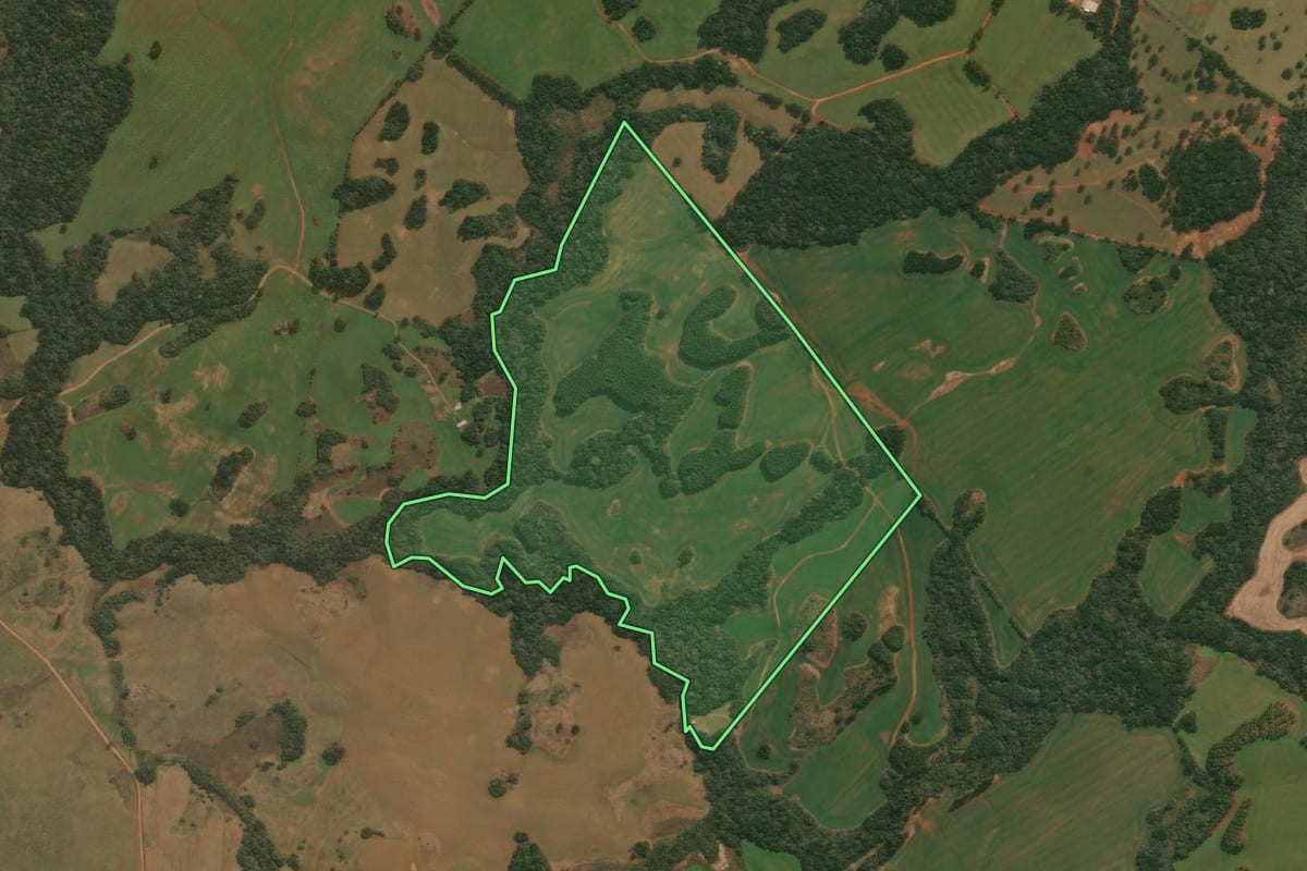 Imagem de satélite do imóvel rural em Esmeralda (RS), com o contorno declarado no CAR desenhado por cima.