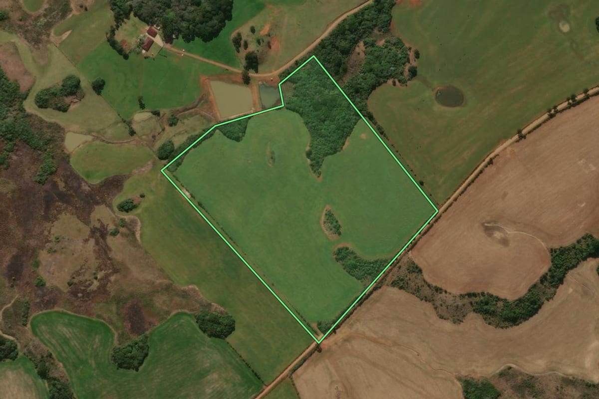 Imagem de satélite do imóvel rural em Esmeralda (RS), com o contorno declarado no CAR desenhado por cima.