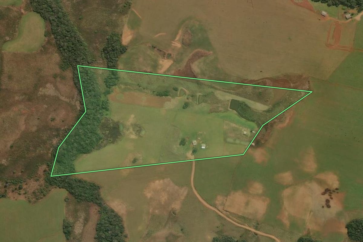 Imagem de satélite do imóvel rural em Esmeralda (RS), com o contorno declarado no CAR desenhado por cima.